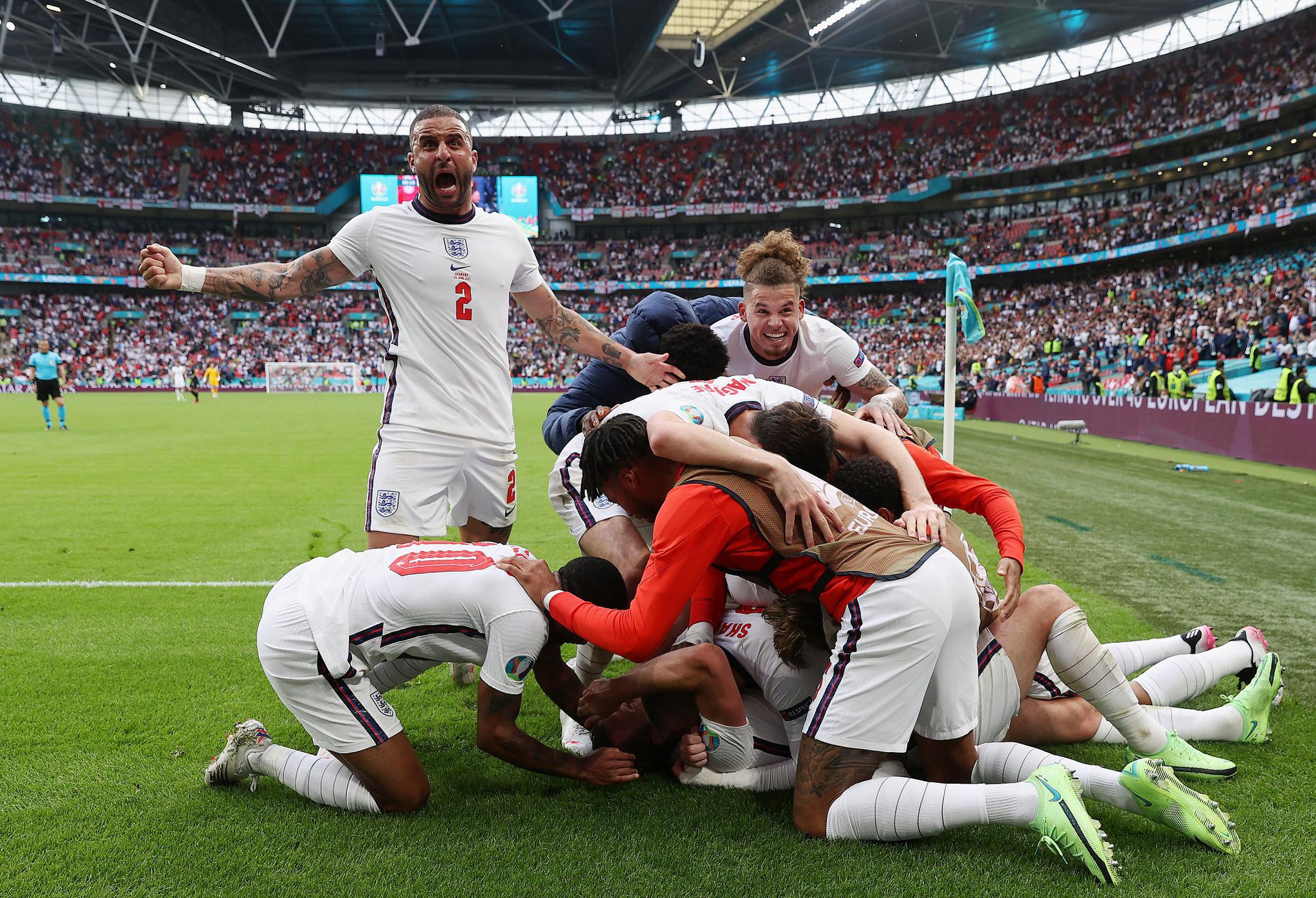 庆祝胜利的英格兰球员。